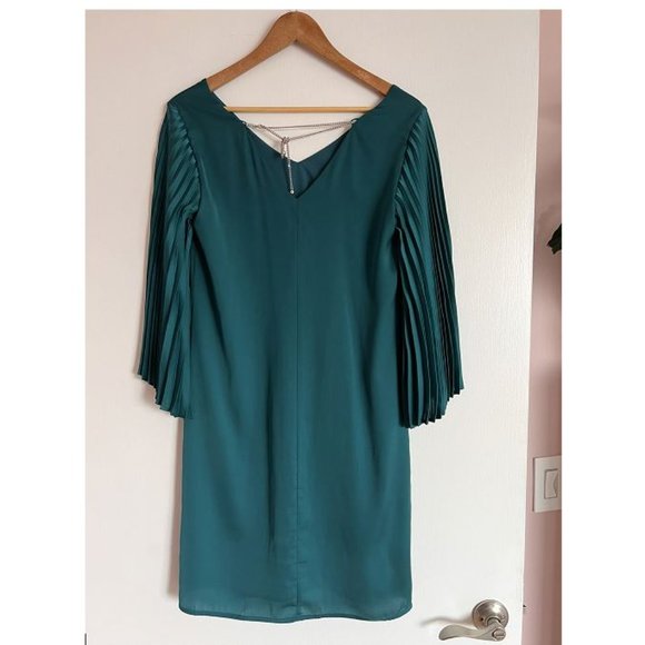 Stunning green dress. Size 34/Small but it is a loose fit. - Picture 2 of 3